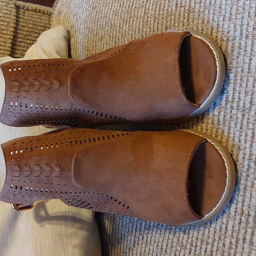 Universal Thread Heels - Picture 2 of 7